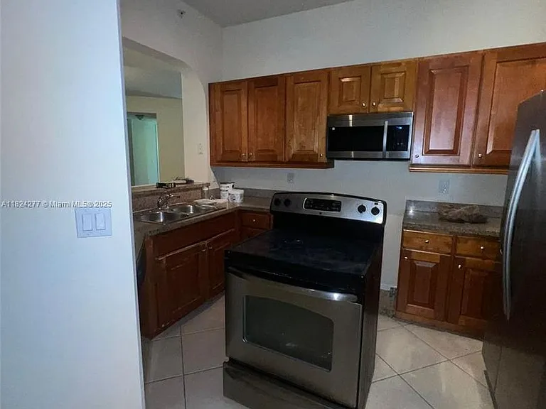 3500 Oaks Clubhouse Dr #207 — Photo 1