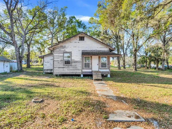 15 E Mohawk St, Mascotte, FL 34753