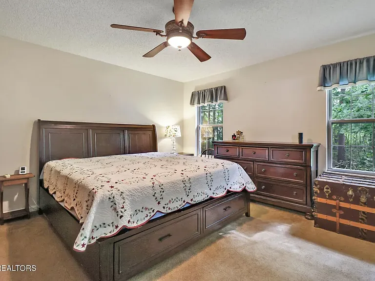 144 Pomeroy Dr — Photo 16