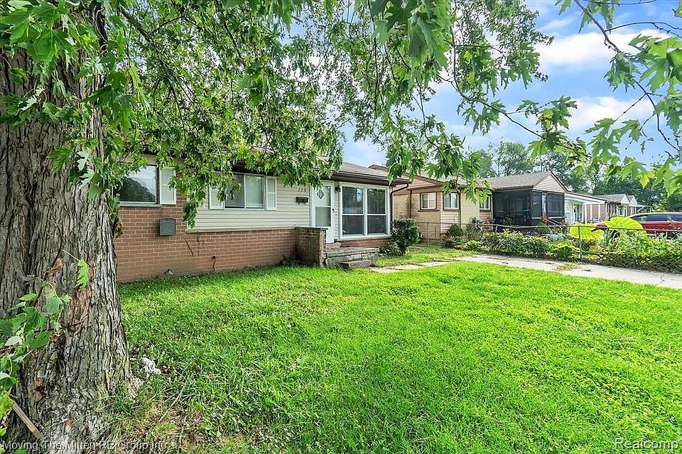 779 Calder Front Yard