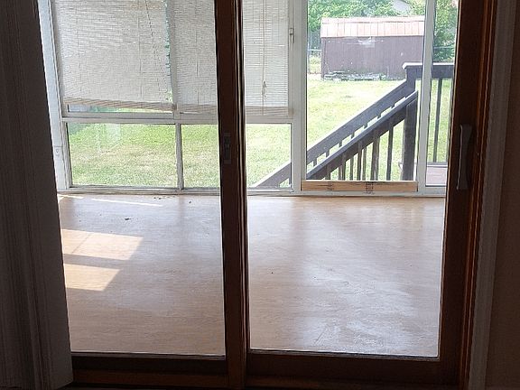 5th image of 7122 Winona Ave