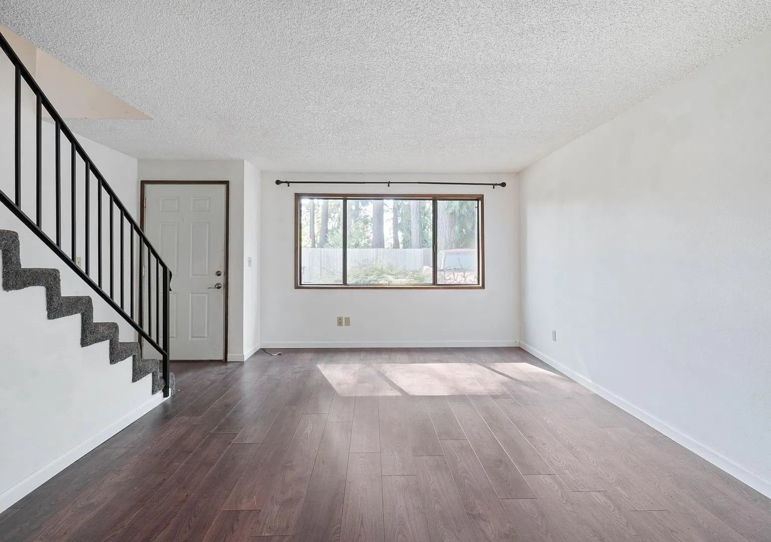 $500 move-in special! Well-kept, roomy 2-bdrm/1.5-bath Milwaukie unit. Private patio, quiet locat... — Photo 2