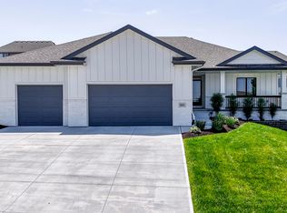 10221 Osprey Ln, Papillion, NE 68046