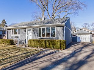 3200 Swallow Ln, Rolling Meadows, IL 60008