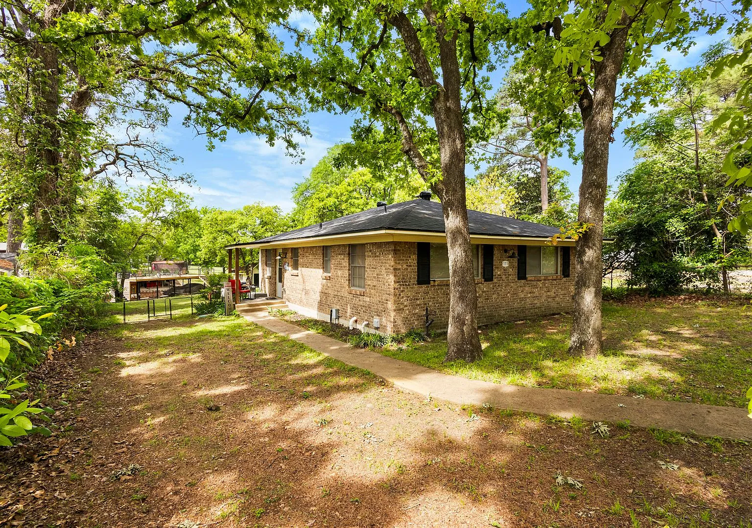 111 Island Park Drive — Photo 2