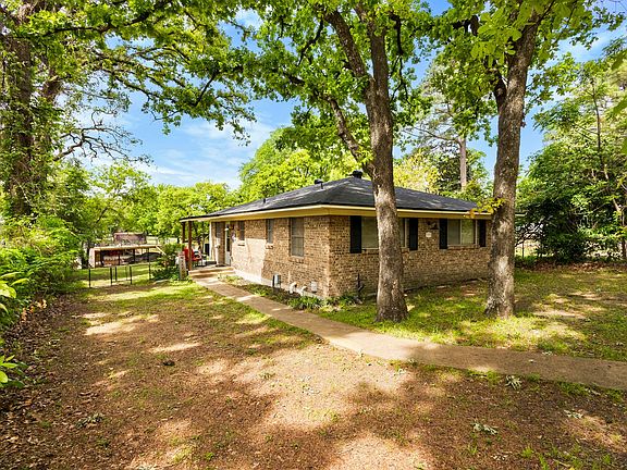 2nd image of 111 Island Park Dr