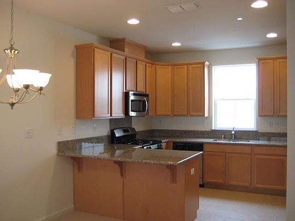 Generously sized, well arranged kitchen with modern applianc
