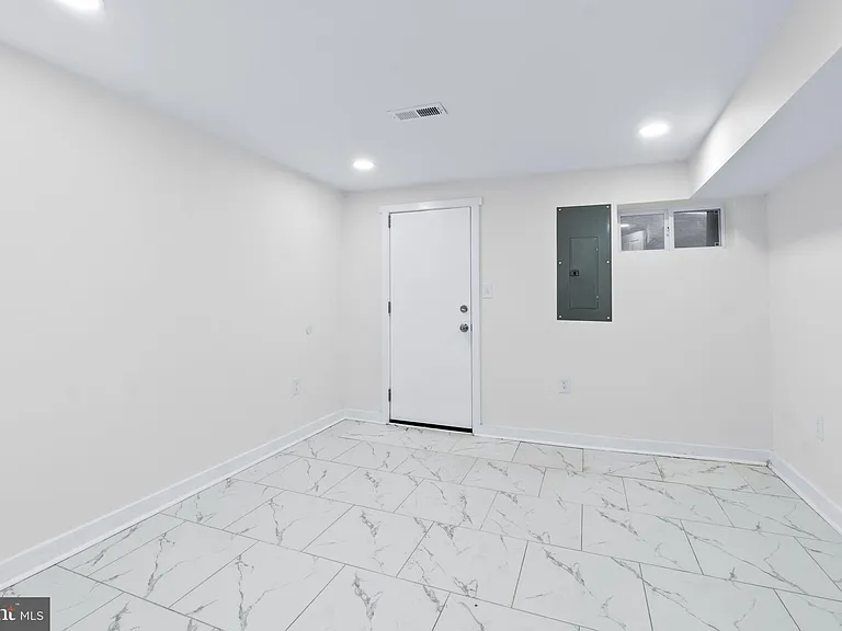 530 E 38th St — Photo 31