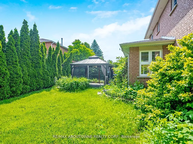 2235 Grenville Dr — Photo 37