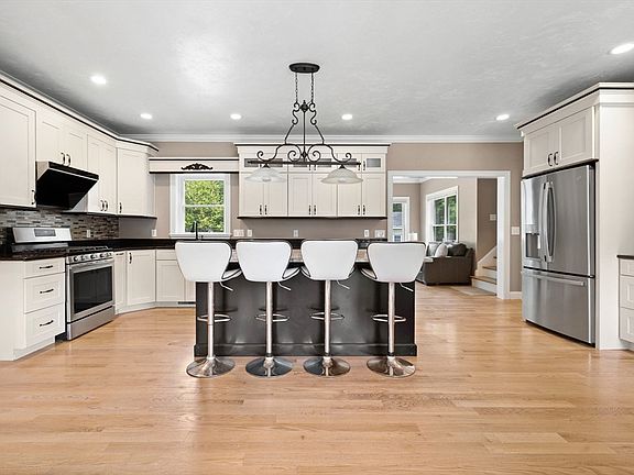 5th image of 10 Villa Dr