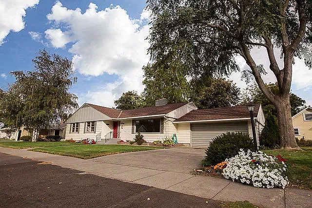 300 W 5th St