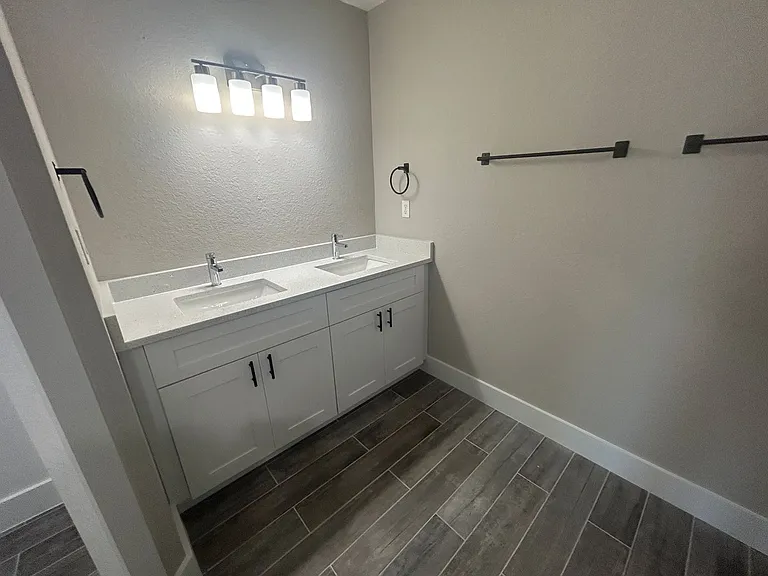 4004 NE 17th Ave — Photo 9
