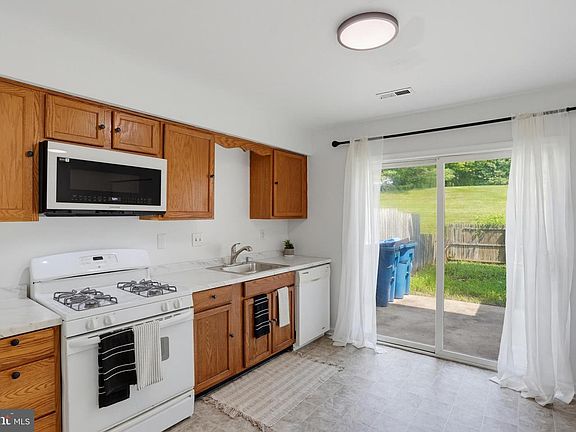 4th image of 10 Hickory Ln