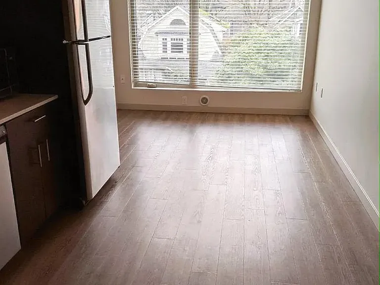 East John Apartments — Photo 17