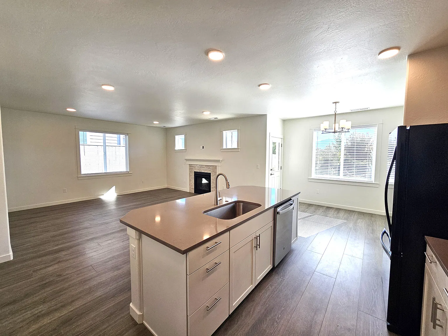 3 bed, 2.5 bath, 1743 sqft, $2,475 — Photo 2