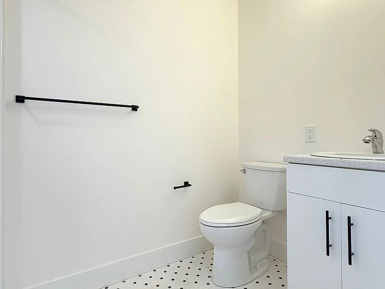 604 Queen St S #202 — Photo 5