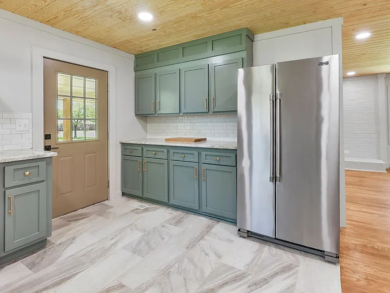 614 Holland Ct SW — Photo 9