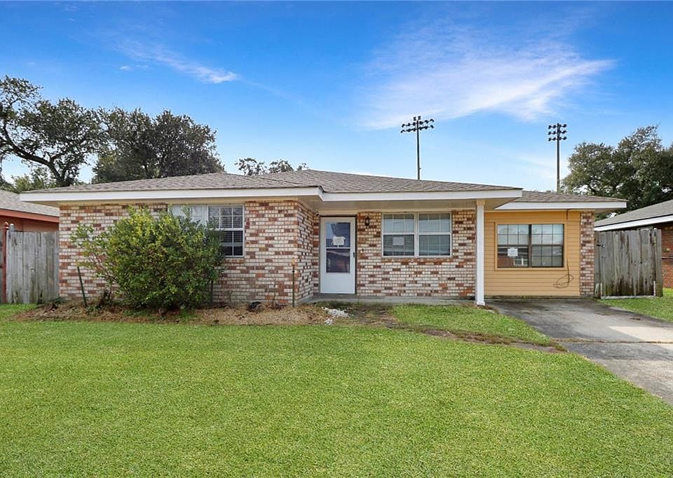 1st image of 120 Gardenia Ln