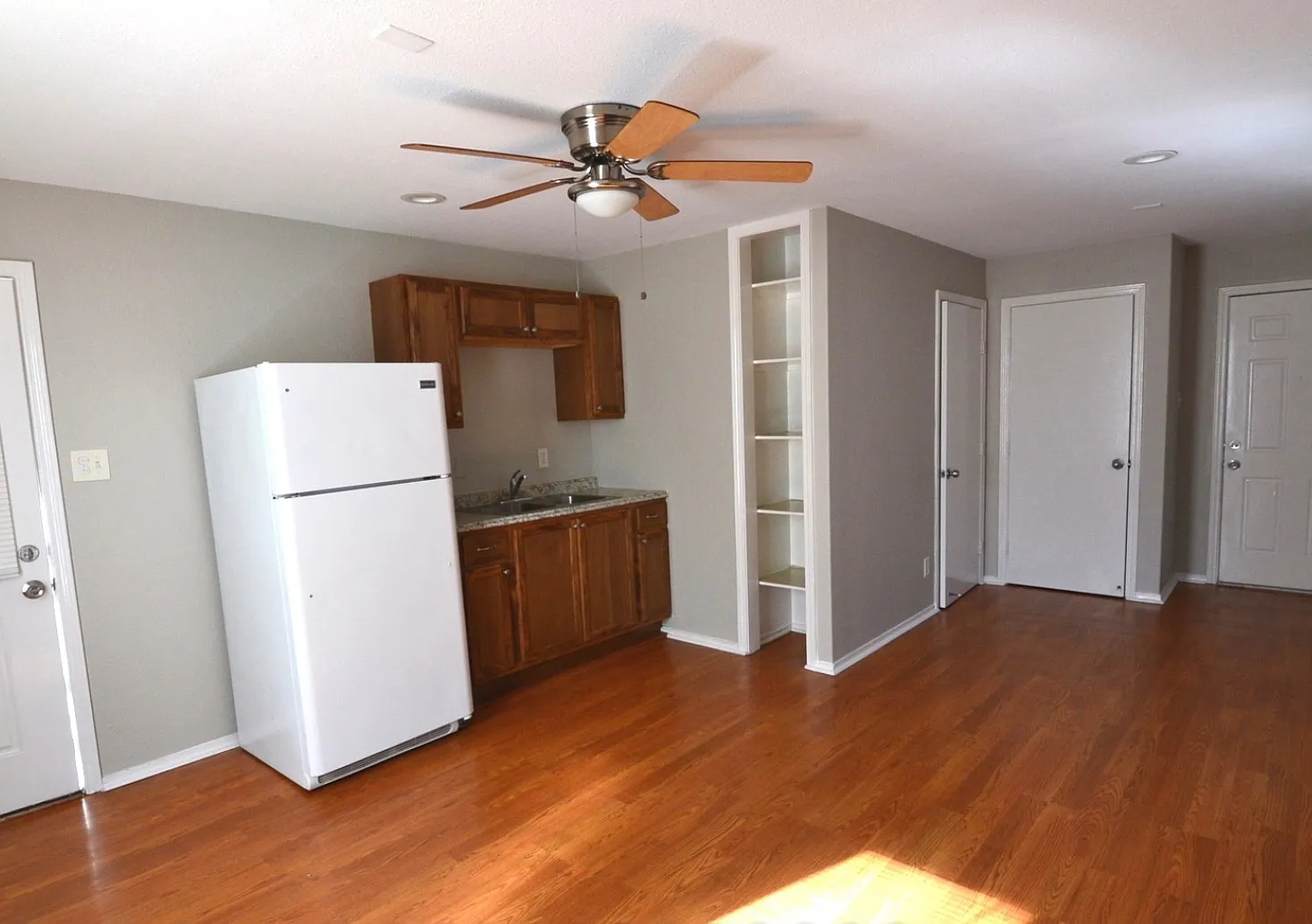 906 W Kings Hwy — Photo 4