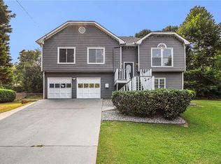 880 Burning Bush Dr, Loganville, GA 30052