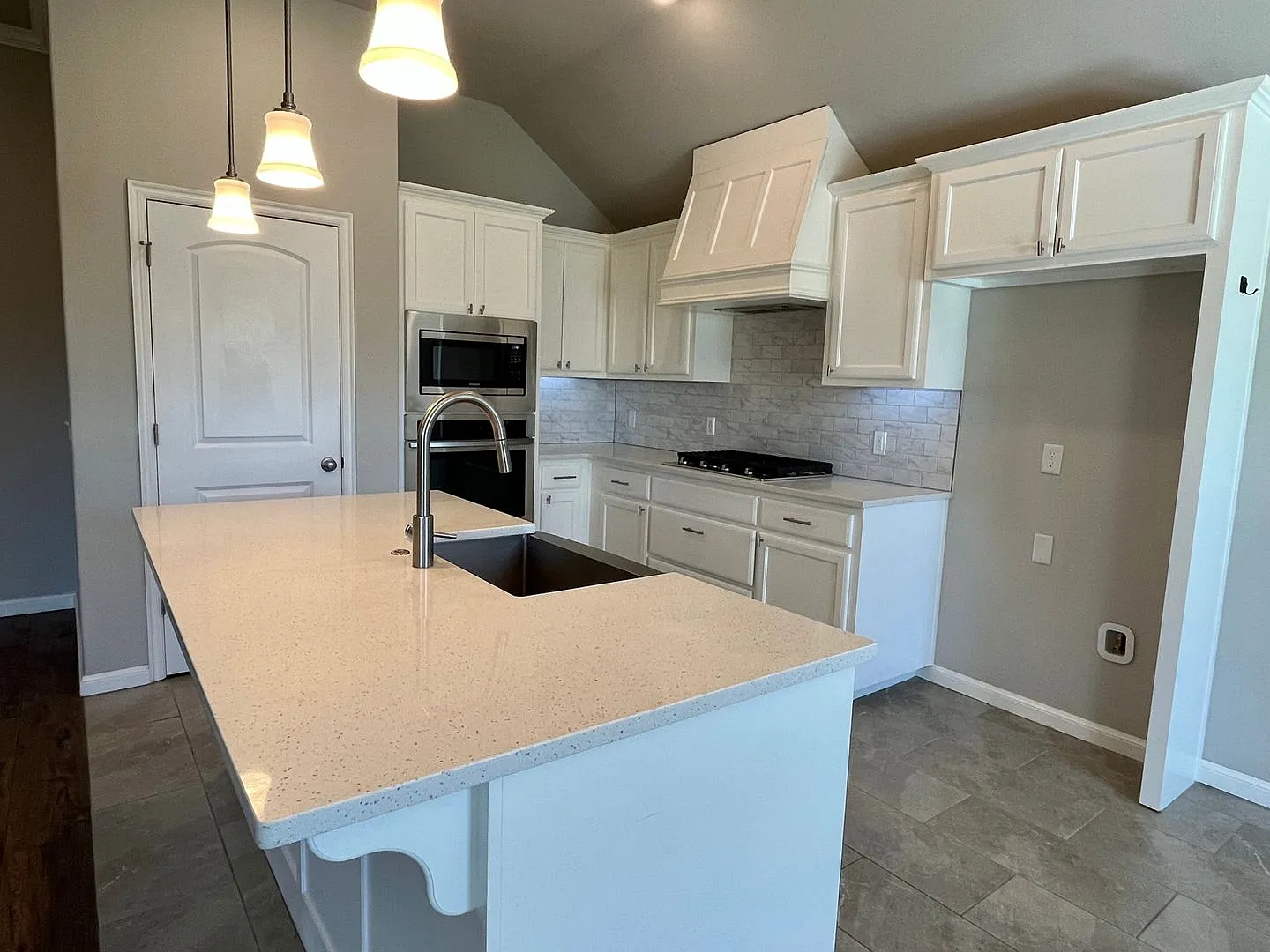 Beautiful 3 bed 2 bath home in a great location!! — Photo 4