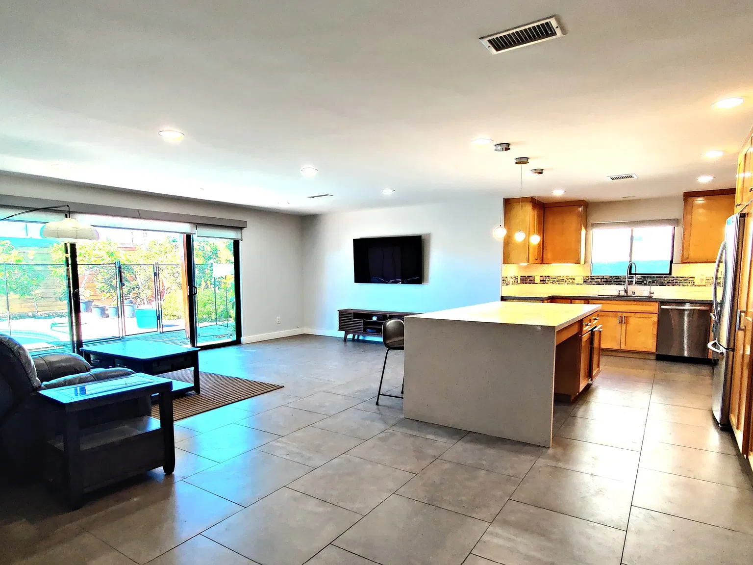 4 bed, 1816 sqft, $4,950 — Photo 2