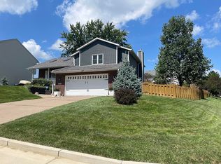 1760 Queens Dr, Bettendorf, IA 52722