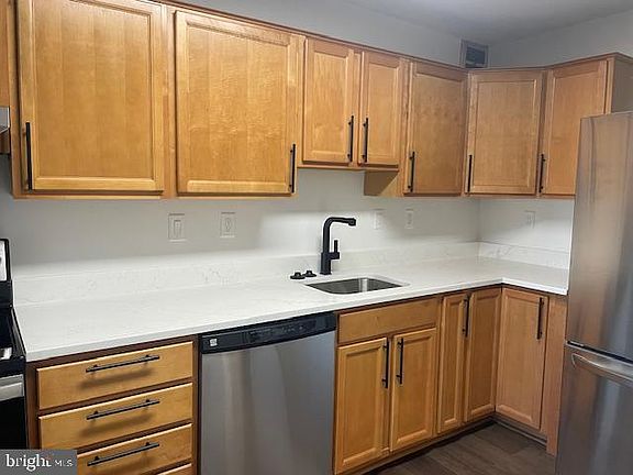 3rd image of 307 Yoakum Pkwy APT 725