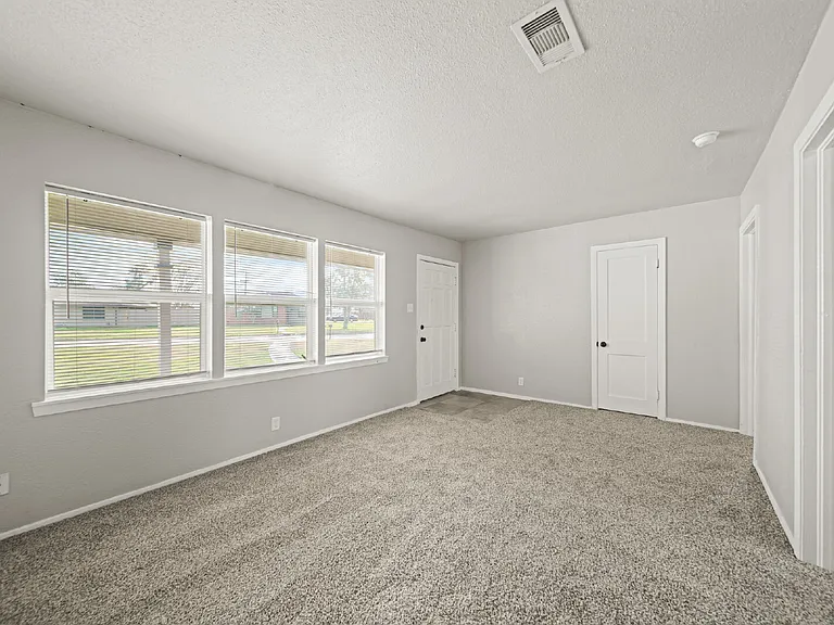 1248 Chevy Chase Dr — Photo 6