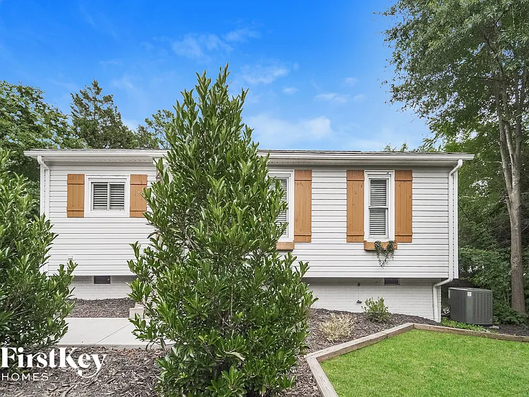 4039 Seaforth Dr — Photo 2