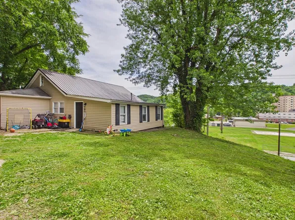 609 3rd St, Paintsville, KY 41240