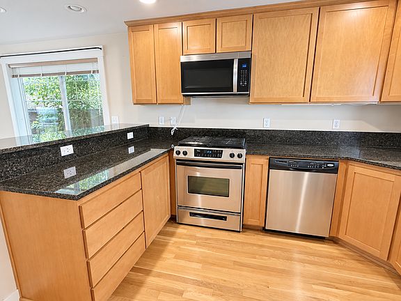 5th image of 1017 NE 123rd St APT A