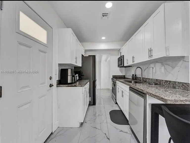 2730 NE 16th Ave #0 — Photo 2