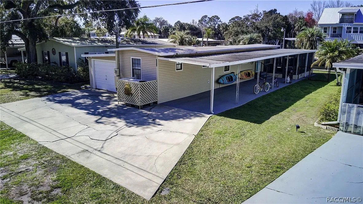 3 bed, 2.0 bath, 872 sqft, $2,300 — Photo 1