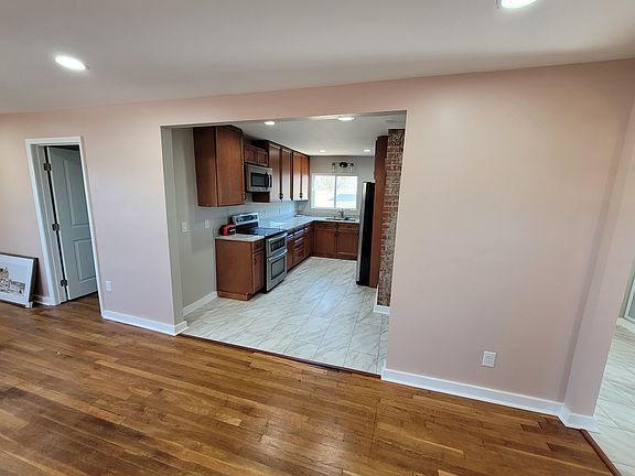 3rd image of 721 E Sullivan St