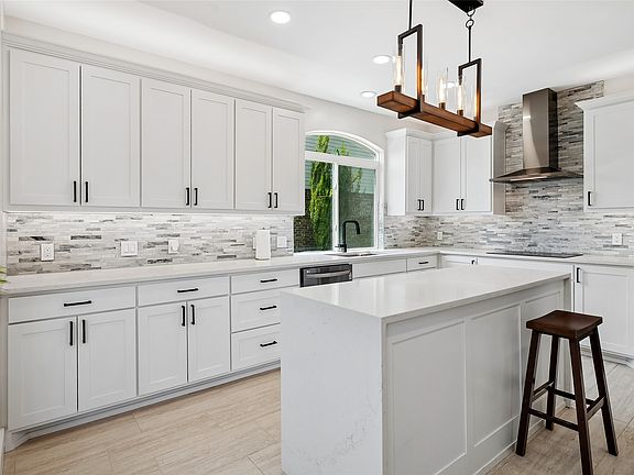 4th image of 408 Silverton Dr