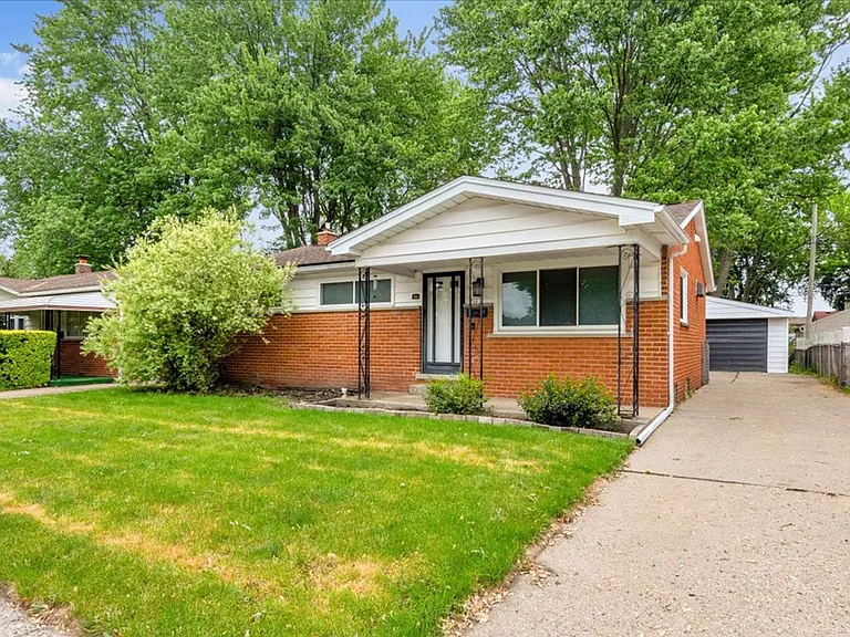 1554 Cynthia Ave — Photo 2