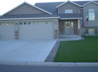 976 Waters Edge Cir, Avon, MN 56310