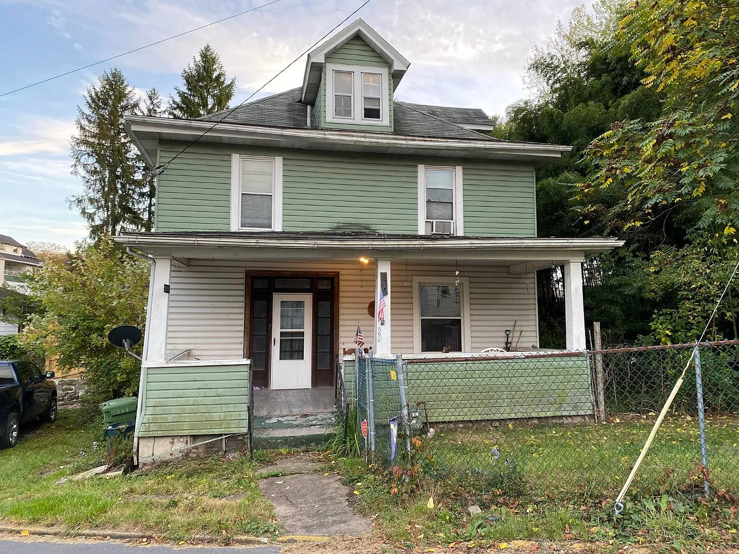 590 Clark St photo 1