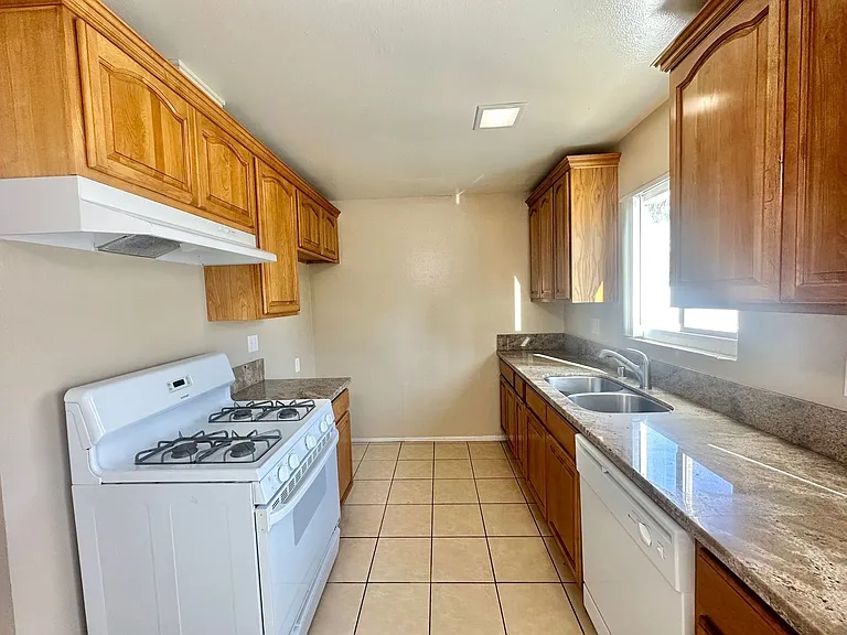 Huntington Clay Apartments — Photo 9