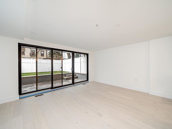 3rd image of 302 Whiton St Floor 1