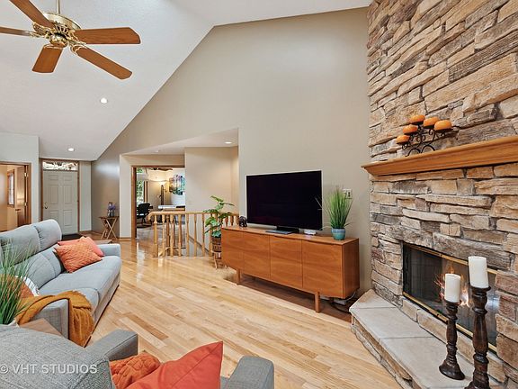 4th image of 15325 Wilshire Dr