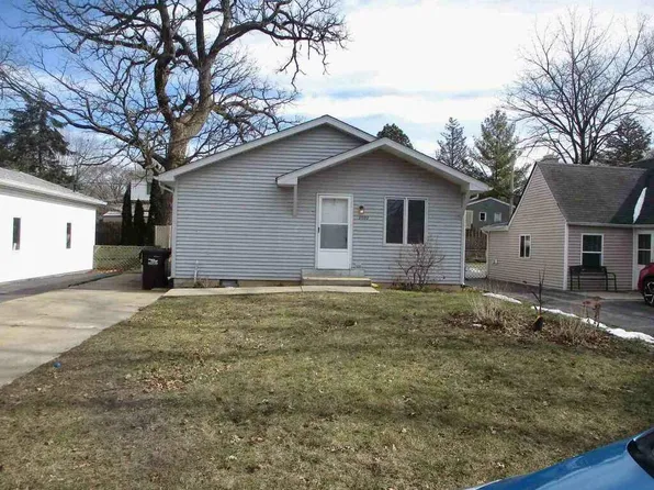 3502 Oakwood Dr, Island Lake, IL 60042