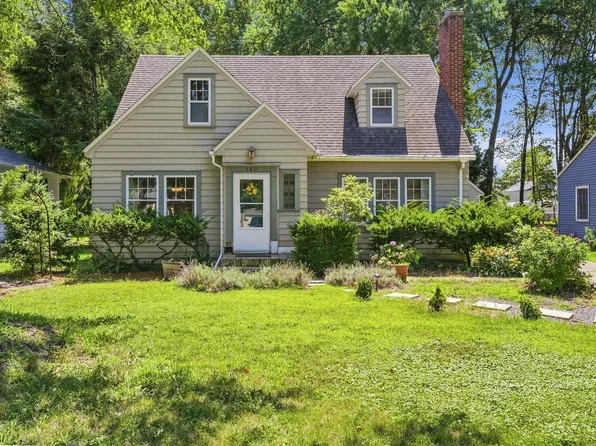140 Orchard Ln, Benton Harbor, MI 49022