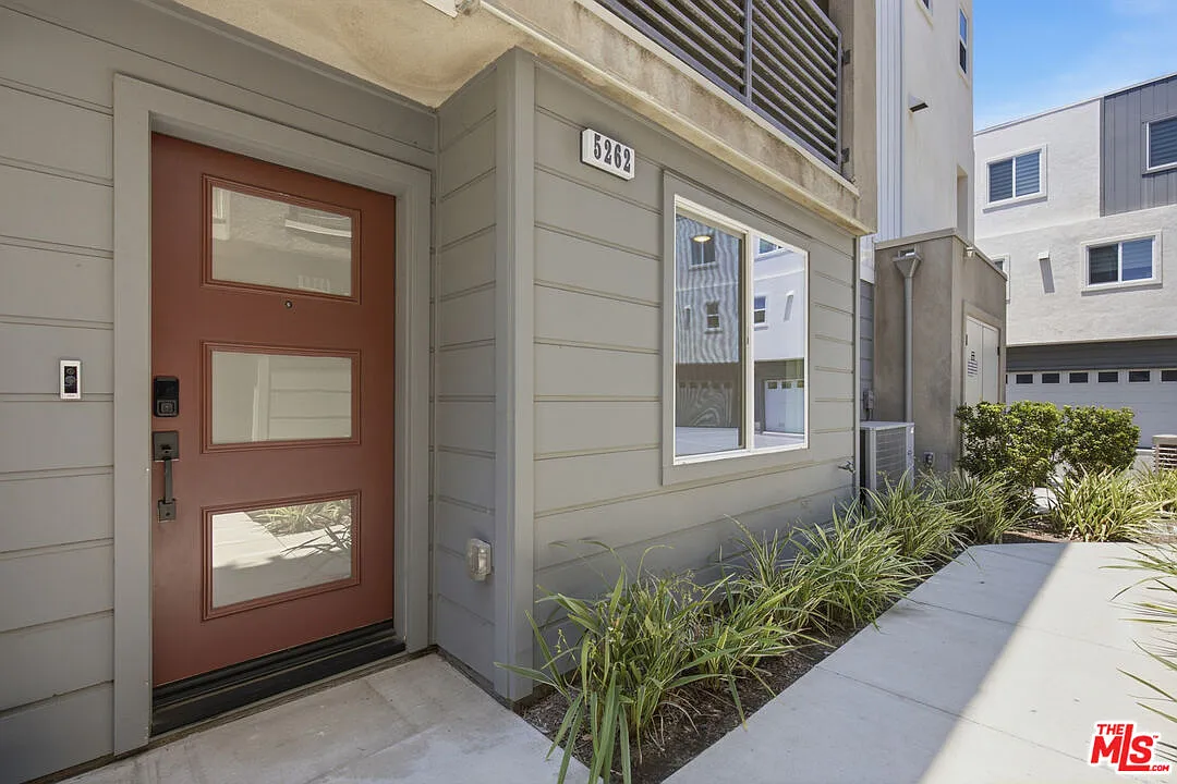 4 bed, 4.0 bath, 1796 sqft, $5,200 — Photo 2