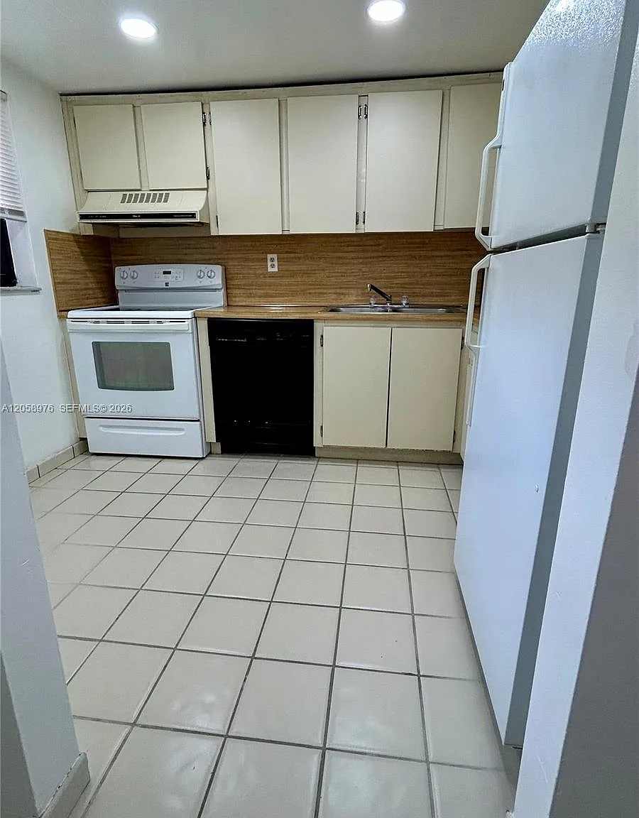 Park Lake Vilg Condo Phs — Photo 2