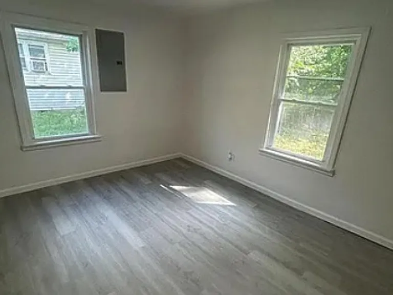 945 Howell Ave — Photo 6