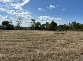 217 Twin Oaks Ln, Floresville, TX 78114