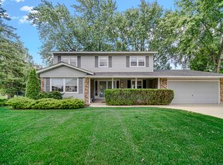 221 Yarmouth Rd, Elk Grove Village, IL 60007
