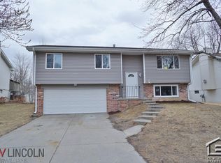 6136 NW 5th St, Lincoln, NE 68521